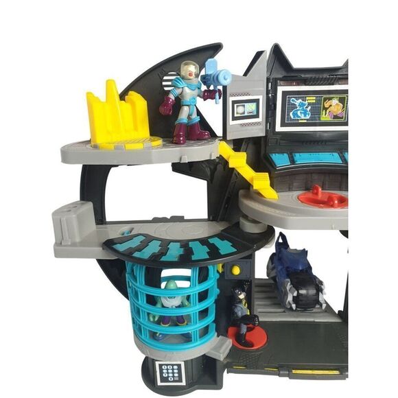 Imaginext DC Super Friends Batcave Playset With Figures & Accessories - Picture 4 of 6